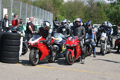 Vorfreude auf eines der schönsten Erlebnisse, die man mit dem Motorrad haben kann: Fahren ohne Tempolimit und Gegenverkehr