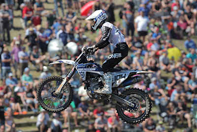 Jeremy Sydow vor der gewaltigen Zuschauerkulisse im Talkessel