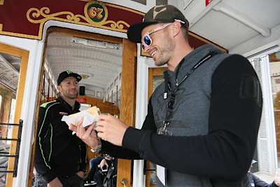 Nur eine Momentaufnahme: Leon Camier (2) am Hinterrad von Tom Sykes