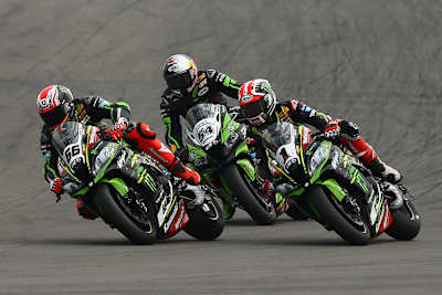 Drei Kawasaki-Asse: Tom Sykes (66), Toprak Razgatlioglu (54) und Jonathan Rea (1)