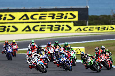 Der Moment in dem Tom Sykes auf der Ölspur seines BMW-Kollegen Peter Hickman ausrutschte