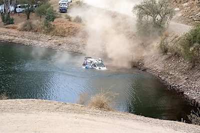 Der Ford Fiesta von Ott Tänak im mexikanischem Gewässer