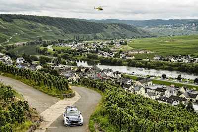 Tagessieger Ott Tänak in den Weinbergen