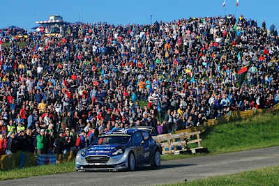 Leader Ott Tänak vor voller Kulisse auf «Baumholder»