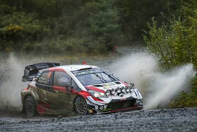 Ott Tänak machte zum Schluss die Rivalen nass