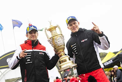 Die Wales-Sieger Martin Järveoja (li.) und Ott Tänak