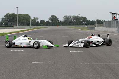 Die beiden Formel-4-Renner von Tatuus (links) und Mygale wurden auf dem Slovakia Ring präsentiert