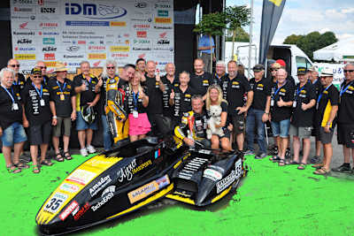 Team Sattler-Motorsport und Fans: Vielleicht können sie am Wochenende wieder feiern