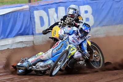 Wenig später krachten Jörg Tebbe und Matthias Kröger (8) in die Airfences