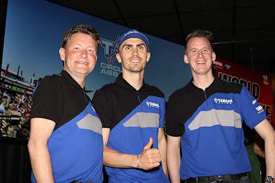 Ungewohnter Anblick: Ronald ten Kate, Loris Baz und Kervin Bos (v.l.) im Yamaha-Hemd