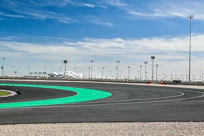Rechts neben der Piste wird in der Auslaufzone der Umweg für die Sünder markiert