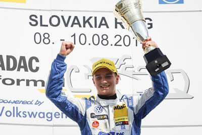 Tim Zimmermann bejubelt seinen ersten Sieg in der Formel ADAC