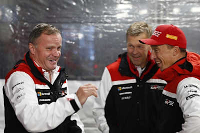 Tommi Mäkinen (li) im Gespräch mit Kris Meeke (re.)