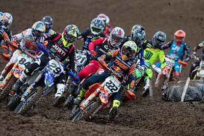 Henry Jacobi (#29) biegt neben Red Bull-KTM-Star Tony Cairoli (#222) in die erste Kurve ein