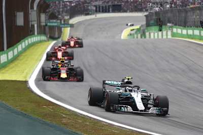 Typisches Bild: Die Autos von Mercedes, Red Bull Racing und Ferrari weit vor dem Rest der Formel-1-Welt