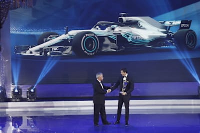 Formel-1-Zirkusdirektor Chase Carey übergab den Pokal an Toto Wolff 