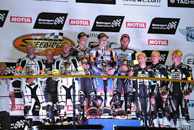 Lukas Trautmann (Mitte) holt den Pott