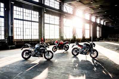 Die neuen Triumph Street Triple 765: vorne links das Spitzenmodell RS, rechts die R, hinten die S
