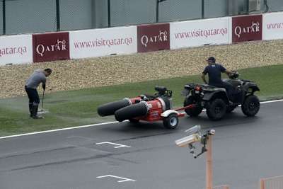 Jetzt wird versucht, die Piste bis zum ersten Trainng um 18 Uhr Ortszeit trocken zu legen...
