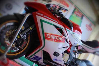 Die Tsingtao MV Agusta F3 wird in Thruxton von Lorenzo Zanetti pilotiert