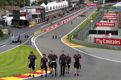 Gestern durften die Formel-1-Stars den Circuit de Spa-Francorchamps zu Fuss erkunden, heute rücken sie im Auto aus