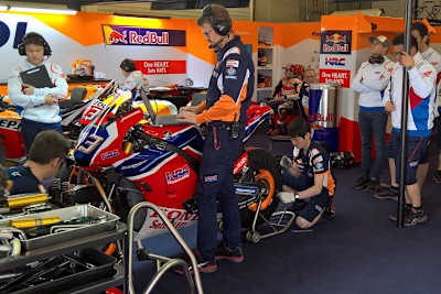 Ein Blick in die Honda-Box: Bradl (rechts) in der Zuschauerrolle