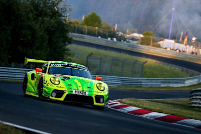 Führt die 24h am Nürburgring an: Der Porsche 911 GT3 R von Manthey-Racing #911