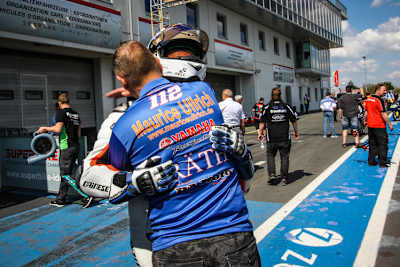 Im Ziel wird Ullrich von Teamchef Diego Romero empfangen