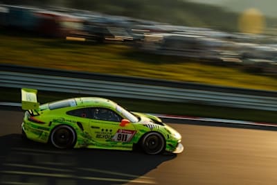Weiterhin Leader bei den 24h am Nürburgring: Der Porsche 911 GT3 R von Manthey-Racing
