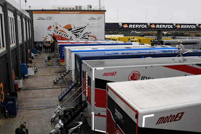 Regen und Kälte verzögern den Testbeginn