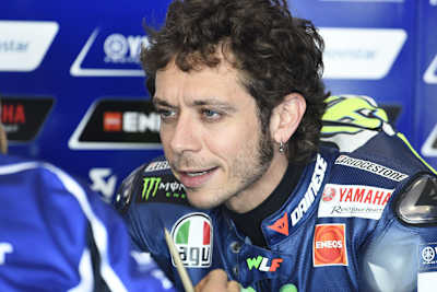 Für SPEEDWEEK.com ist Valentino Rossi immer zu einem Wheelie aufgelegt