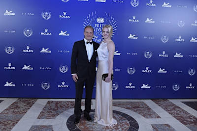 Valtteri Bottas holte sich den Preis in Begleitung seiner schönen Gattin Emilia Pikkarainen ab