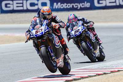 Bei der Unterschrift: Michael van der Mark, Yamaha-Rennchef Eric de Seynes und Alex Lowes (v.l.)