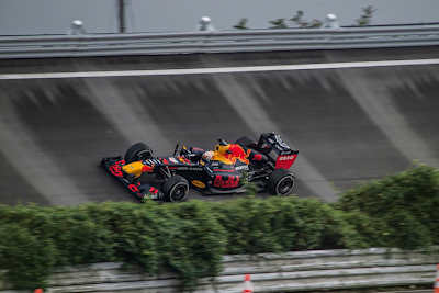 Max Verstappen im RB7 in der Steilwand