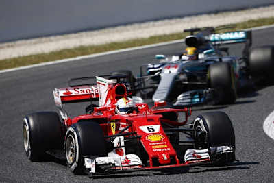 Sebastian Vettel muss Lewis Hamilton im Rückspiegel behalten