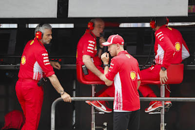 Betretende Mienen bei Ferrari nach dem Ausfall von Sebastian Vettel