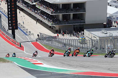 Viñales zu Beginn des Rennens vor Morbidelli, Pol Espargaró und Quartararo