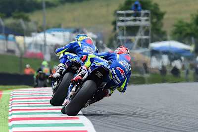 Maverick Vinales hinter seinem Suzuki-Kollegen Aleix Espargaró