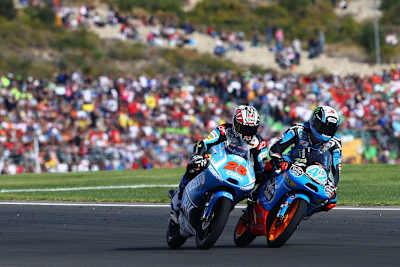 Das spannende Finale: Maverick Viñales (25) und Rins (42) kollidieren