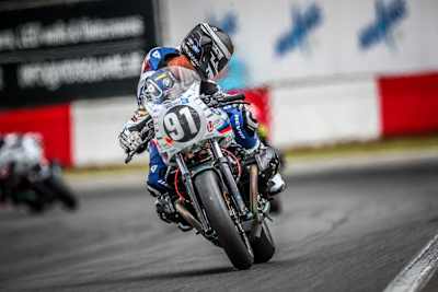 Arie Vos schaut sich nach Gegnern um