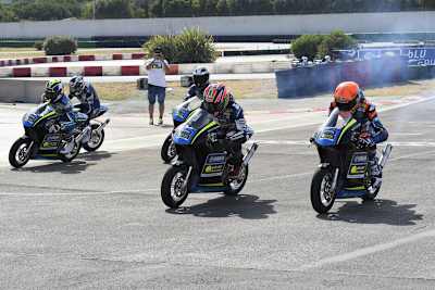 Auf dem Go-Kart-Kurs wurde auch mit MiniGP-Bikes gefahren