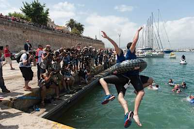 Das VW-Team springt vor Siegesfreude ins Mittelmeer