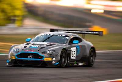 Führt die 24h von Spa-Francorchamps an: Der Aston Martin Vantage von Dominik Baumann/Marvin Kirchhöfer/Maxime Martin