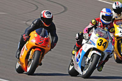 Bei der Sachsenring Classic: Ralf Waldmann (3) gegen Kevin Schwantz (34)