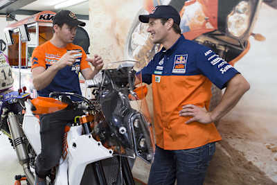 Die KTM-Werksfahrer Matthias Walkner (li.) und Marc Coma