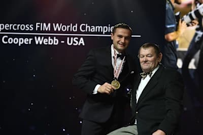 Cooper Webb bewegt sich nur noch mit Gehhilfen fort