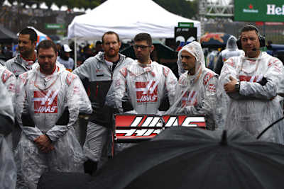 Die Renault-Piloten mit ihren Technikern beim Pistenrundgang auf dem Circuit de Barcelona-Catalunya