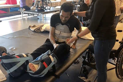 Robert Wickens hat gezeigt, wie er in einen Rollstuhl umsteigt