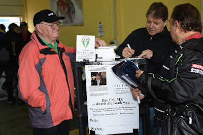 Martin Wimmer signierte beim ADAC Sachsenring Classic Exemplare seines Enthüllungsbuches «Der Fall MZ» 