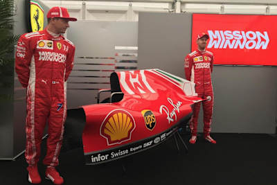 Kimi Räikkönen und Sebastian Vettel tragen den Schriftzug der Philip Morris-Initiative auf der Brust